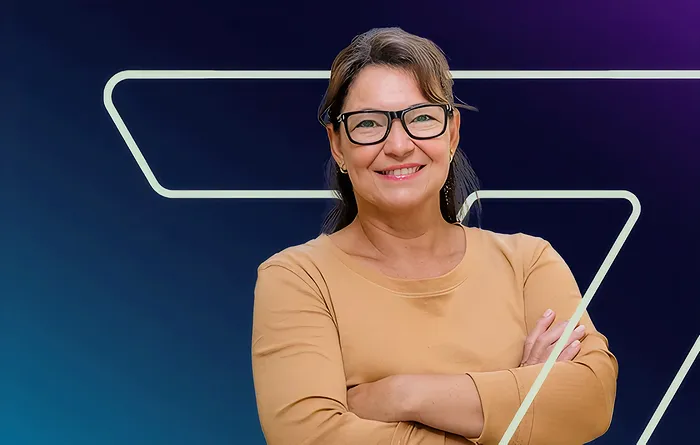mulher de oculos com braços cruzados