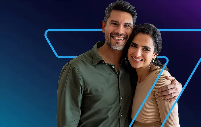 casal abraçado sorrindo