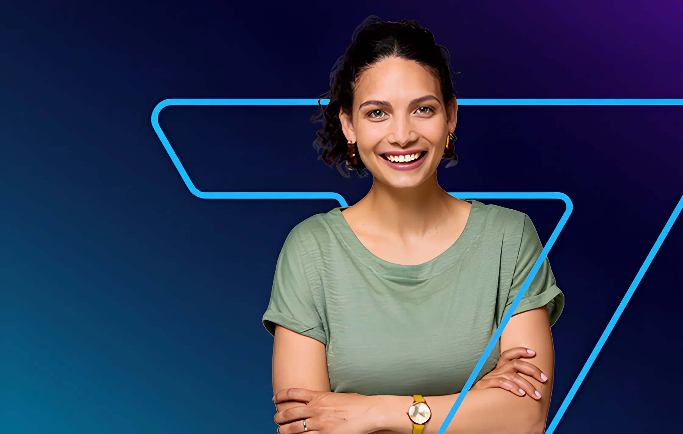 mulher sorrindo e com os braços cruzados