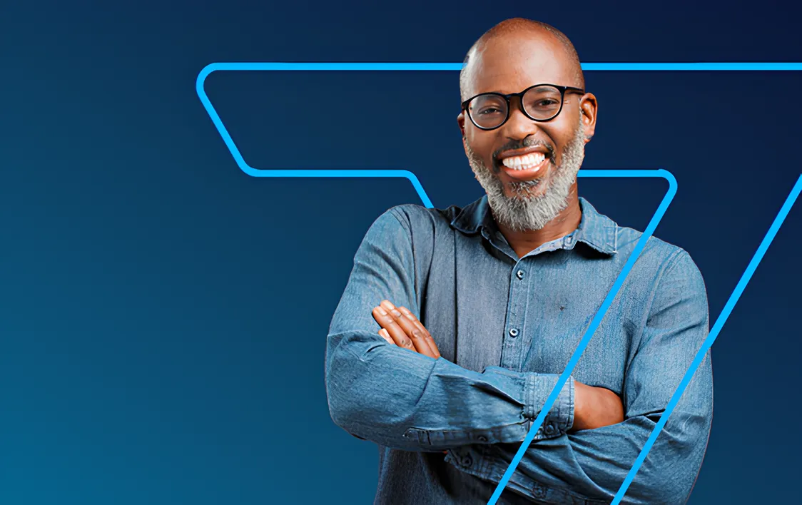 homem de oculos sorrindo e com braços cruzados